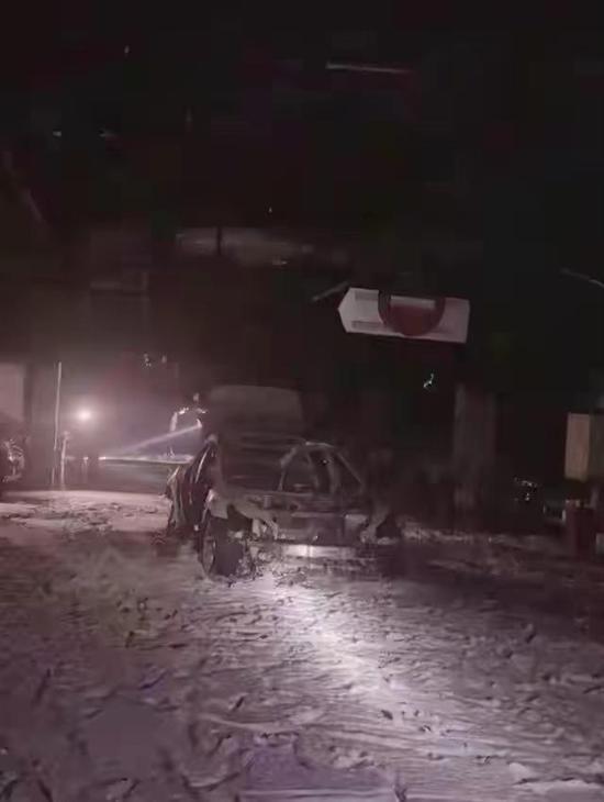 上海一辆特斯拉Model 3起火 疑似自燃爆炸